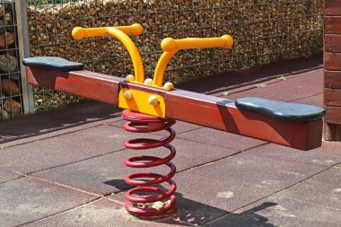 Teeter anaokulunun bahçesinde.