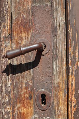 Eski ahşap bir kapının kolu.