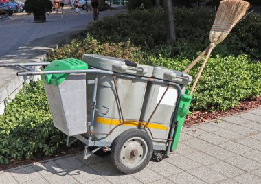 Sokakta süpürgeyle gezen çöp kutusu.
