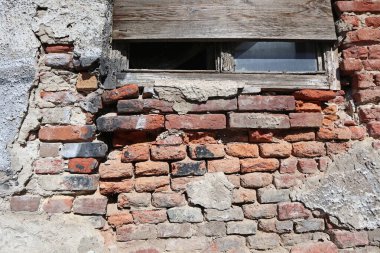 Eski harabe bir binanın duvarı.