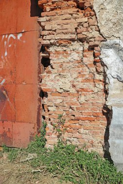 Eski harabe bir binanın duvarı.