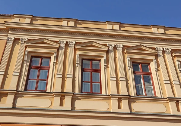 Окна старого здания — стоковое фото