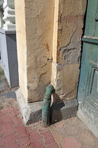 오래 된 건물의 출입구 — 스톡 사진