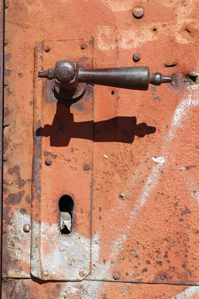 Maniglia di una vecchia porta in metallo — Foto Stock