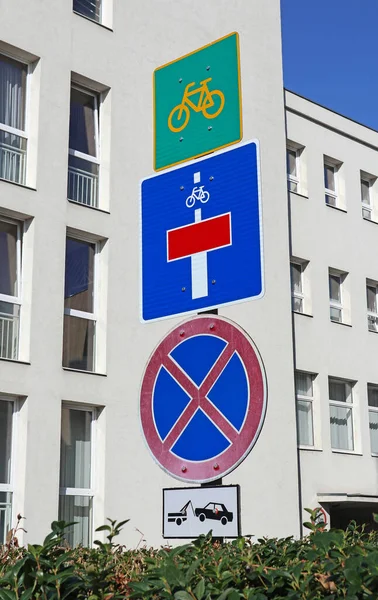 Traffic signs in front of a building — Stock Photo, Image