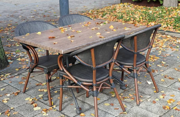 Mesas ao ar livre do restaurante no outono — Fotografia de Stock