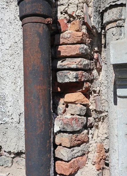 Vägg i en gammal förstörd byggnad — Stockfoto