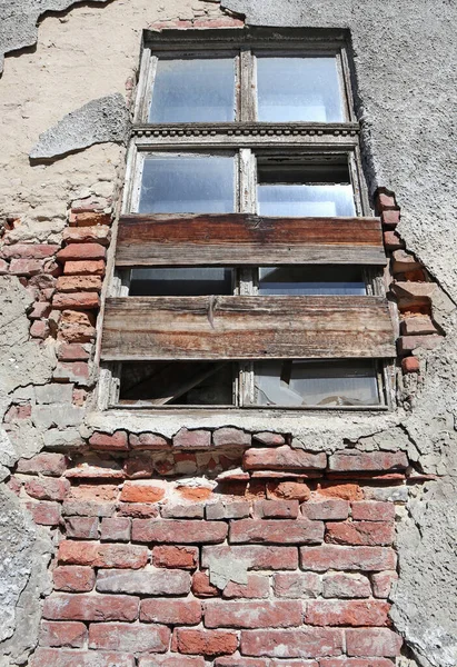 Pared de un viejo edificio en ruinas —  Fotos de Stock