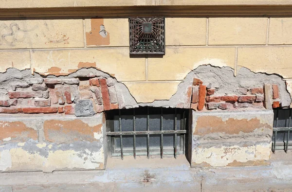 Pared de un viejo edificio en ruinas —  Fotos de Stock