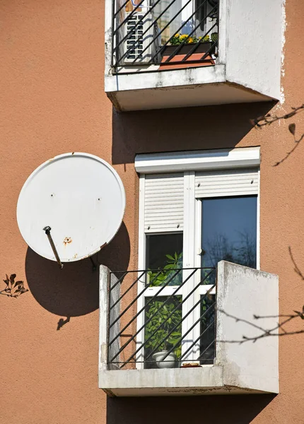 Parabola satellitare sul balcone di un vecchio edificio — Foto Stock