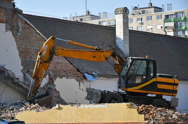 Demolición de un antiguo edificio en la ciudad — Foto de Stock
