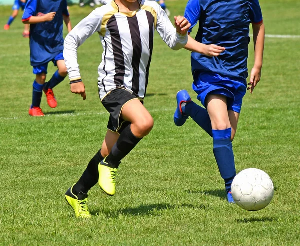 Dzieci grają w piłkę nożną na świeżym powietrzu w okresie letnim — Zdjęcie stockowe