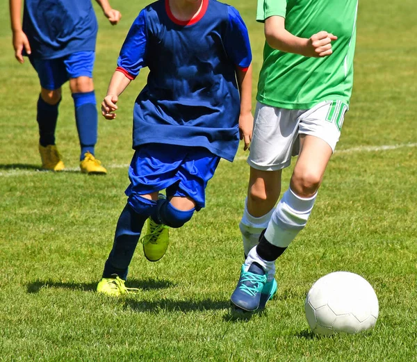 Τα παιδιά παίζουν ποδόσφαιρο εξωτερική το καλοκαίρι — Φωτογραφία Αρχείου