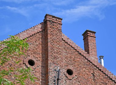 Duman yığınları olan eski bir tuğla evin duvarı