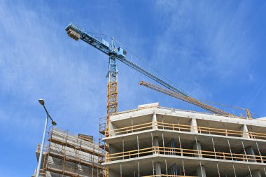 Bir apartman inşaatında kule vinci.