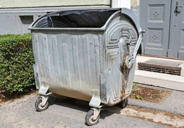 Sokaktaki büyük çöp tenekesi.