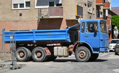 Yol inşaatında eski bir kamyon.