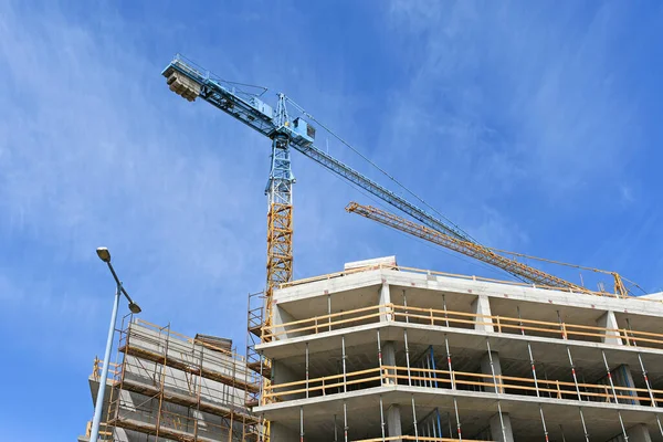 Guindaste Torre Construção Prédio Apartamentos — Fotografia de Stock