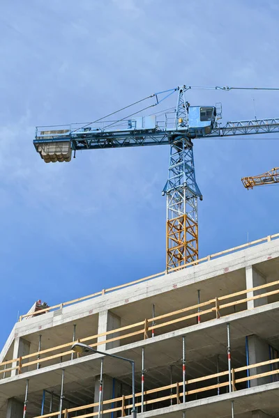 Guindaste Torre Construção Prédio Apartamentos — Fotografia de Stock