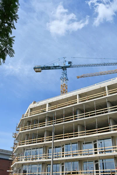 Menara Derek Pada Pembangunan Sebuah Bangunan Apartemen — Stok Foto