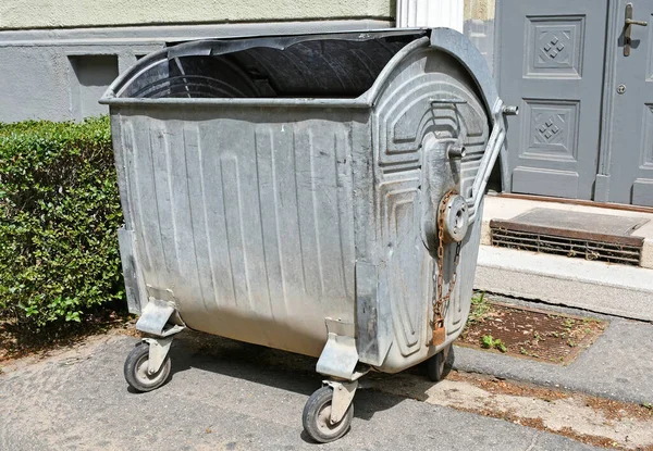 街上的大垃圾桶 — 图库照片