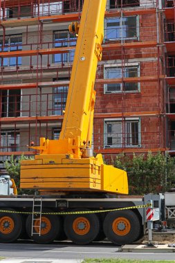 Yeni bir apartmanın inşaatında yüksek vinç.