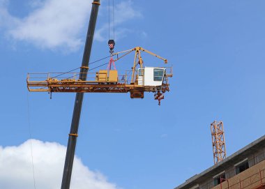 Yeni bir apartmanın inşaatında yüksek vinç.