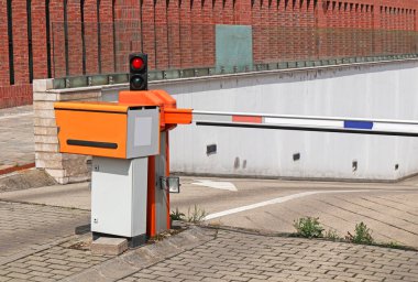 Otomatik otopark kapısı.