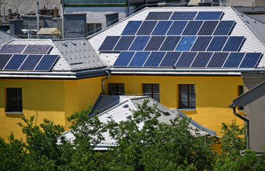 Bir binanın tepesindeki güneş panelleri