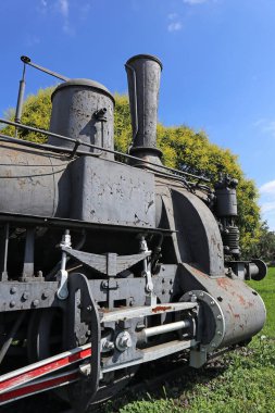Tren istasyonunun yanındaki eski lokomotif.