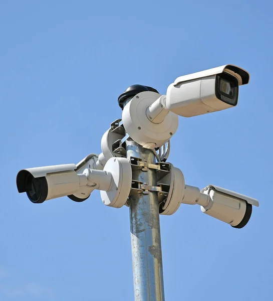 空に対する金属製のポール上のセキュリティカメラ — ストック写真