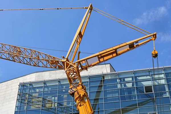 Gru Alta Nella Costruzione Nuovo Edificio Uffici — Foto Stock