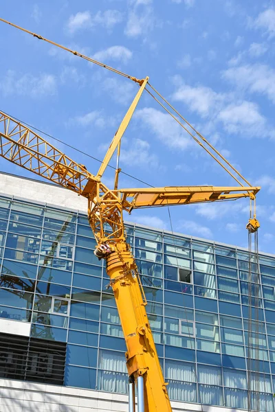 Gru Alta Nella Costruzione Nuovo Edificio Uffici — Foto Stock