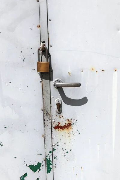 Puerta Metálica Gris Cerrada Con Candado — Foto de Stock