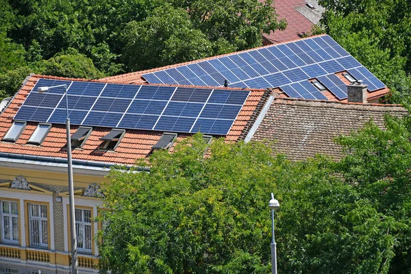 Sonnenkollektoren Auf Dem Dach Eines Gebäudes — Stockfoto