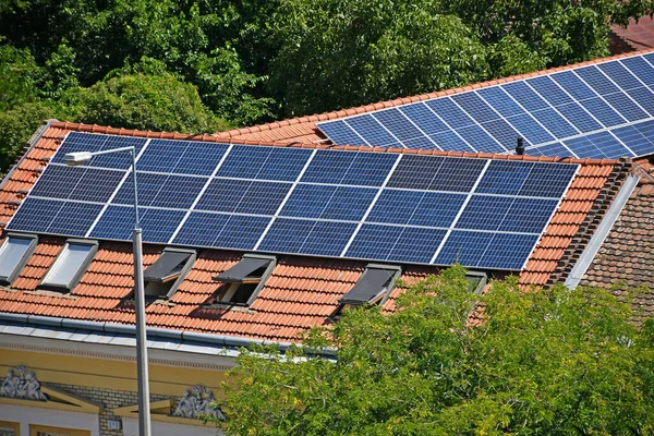 Sonnenkollektoren Auf Dem Dach Eines Gebäudes — Stockfoto