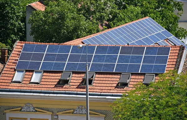 Sonnenkollektoren Auf Dem Dach Eines Gebäudes — Stockfoto