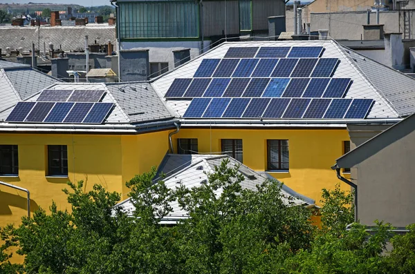 Painéis Solares Topo Edifício — Fotografia de Stock