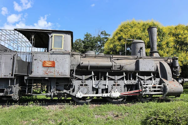 鉄道駅の隣の旧機関車 — ストック写真