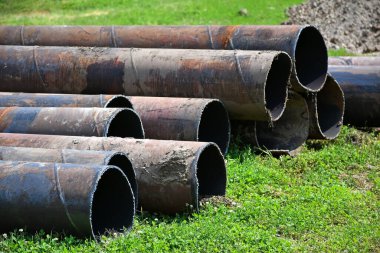 İnşaat alanındaki büyük metal borular.