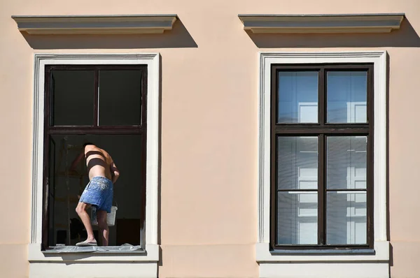 Pittore Uomo Sta Lavorando Nella Finestra Edificio — Foto Stock