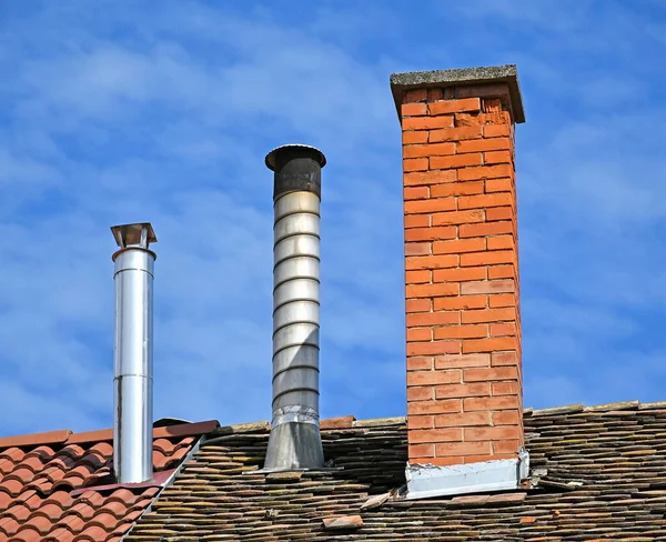 Binanın çatısında duman yığını var.