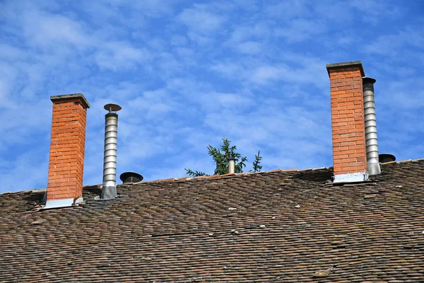 Rauch Stapelt Sich Auf Dem Dach Eines Gebäudes — Stockfoto