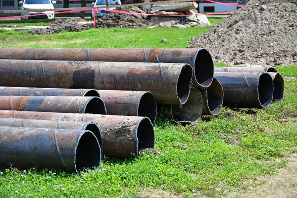 İnşaat alanındaki büyük metal borular.