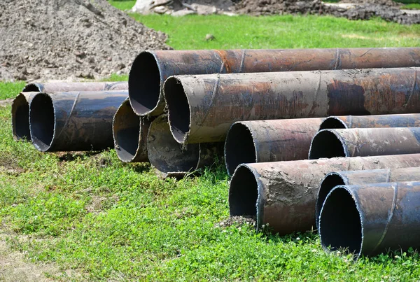 İnşaat alanındaki büyük metal borular.