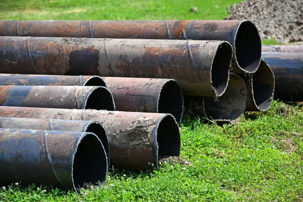 İnşaat alanındaki büyük metal borular.