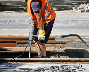 Adam demiryolu inşaatında çalışıyor.