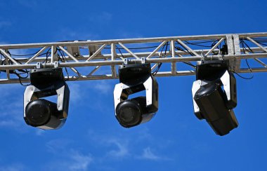 Mavi gökyüzüne karşı sahnenin yansıtıcıları