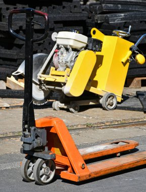 Yol inşaatında hidrolik kriko.