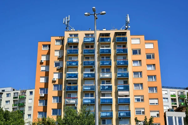 Wysoki Budynek Apartamentowy Mieście — Zdjęcie stockowe